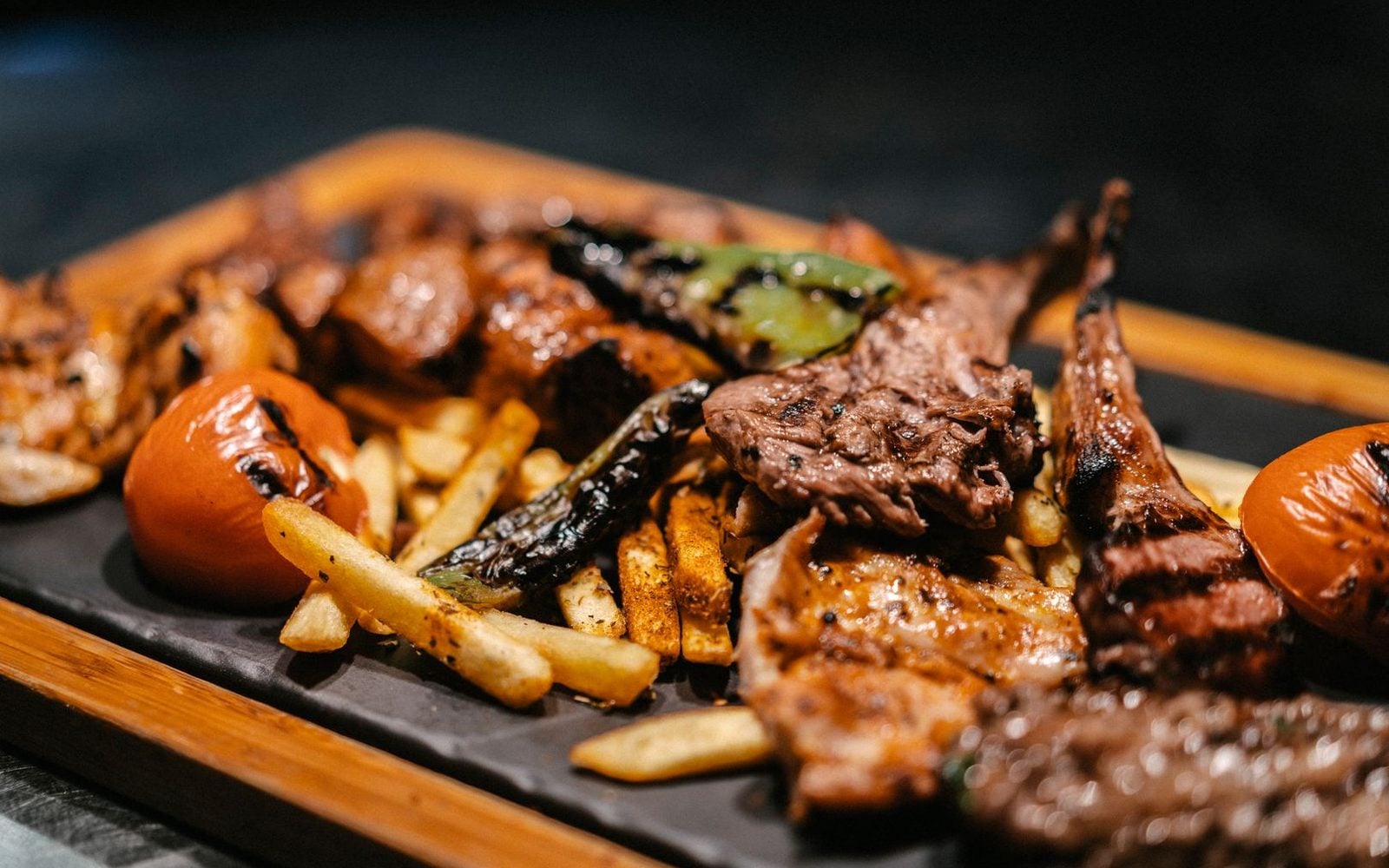 Hasır Wilmersdorf — Karışık Izgara, gemischter Grillteller vom Holzkohlegrill, Berlin